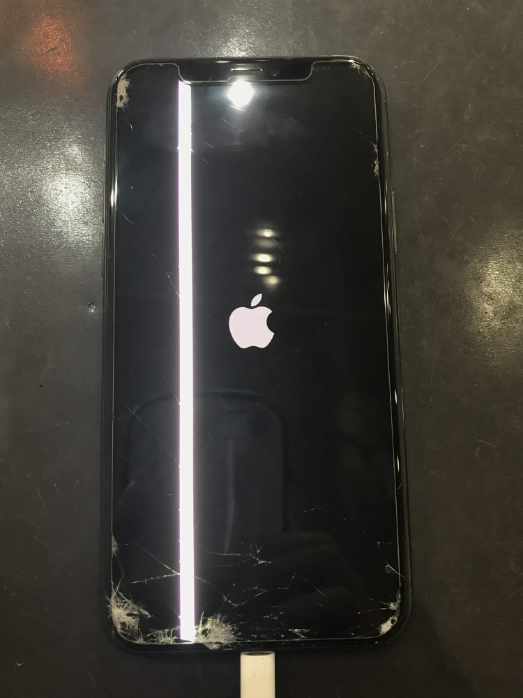 iPhone11Proの画面が割れ、液晶に白い縦線が入ってしまった(；ﾟДﾟ 