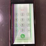 カッコいいiPhone8REDの液晶にカラフルな縦線がっ(; ･`д･´)！！！